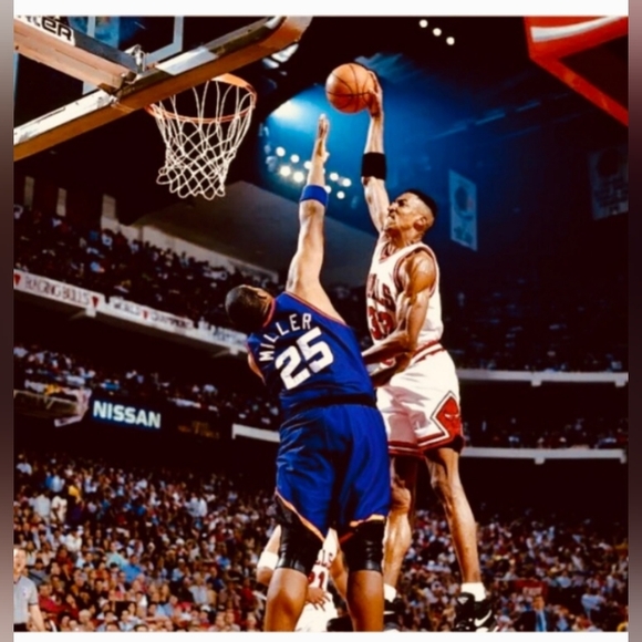 BRAND NEW!💯 SCOTTIE PIPPEN SLAM DUNK💥ON OLIVER MILLER 8.5x11 GLOSSY POSTER!👀 - Picture 2 of 4